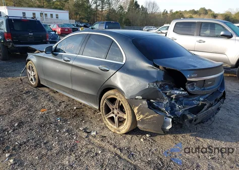 2016 Mercedes-Benz C 300 Luxury/Sport z USA, uszkodzony, nr VIN 55SWF4JB8GU160119